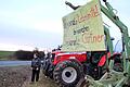 Rund 200 Landwirte und Winzer demonstrierten am Freitagabend in Volkach gegen die Spar-Pläne der Bundesregierung. Die Sternfahrt begann an der Staatsstraße 2271.