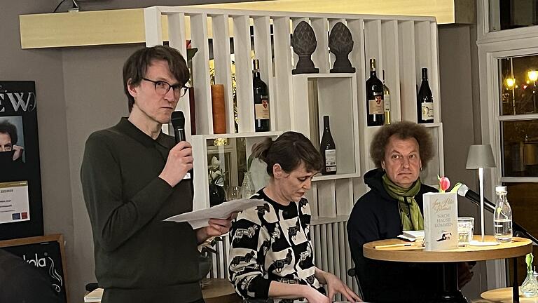 „Literatur im Schloss“ mal ganz intim: Kurator Ulrich Rüdenauer stellt im ausverkauften Schlosscafé den Ingeborg-Bachmann-Preisträger Jan Peter Bremer  zusammen mit Moderatorin Beatrice Faßbender vor.