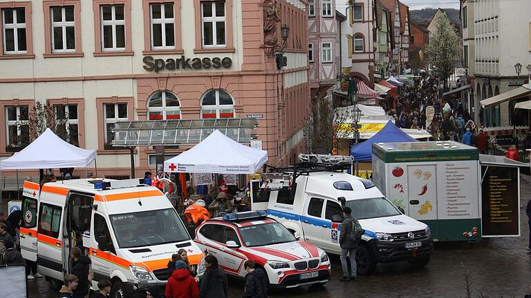 Das Ehrenamt präsentierte sich beim Ostermarkt vielfältig auf dem Marktplatz. Unter anderem mit Rotem Kreuz, Feuerwehr, THW und Helferkreis Karlstadt. Das Ehrenamt präsentierte sich beim Ostermarkt vielfältig auf dem Marktplatz. Unter anderem mit Rotem Kreuz, Feuerwehr, THW und Helferkreis Karlstadt.