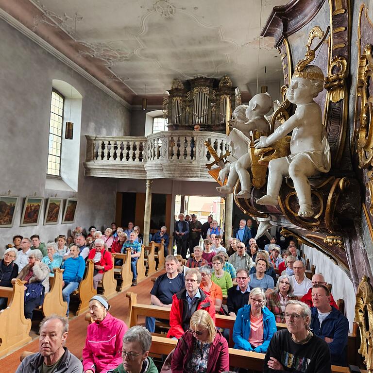 Die vier Cherubim an der Kanzel in der Pfarrkirche von Hohestadt symbolisieren die vier Erdteile. Der Apostel Paulus ist als 'Lehrer der Völker' dargestellt. Vorgestellt wurden sie von Lektorin Birgit Dettelbacher zur Eröffnung des 125. Europäischen Kulturlandschaftswegs 'Cherubim im Gää'.