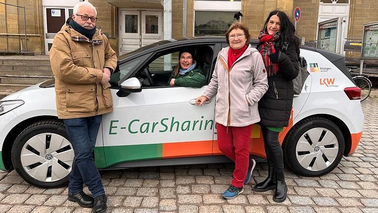 Klaus Sanzenbacher, Gisela Kramer-Grünwald, Christa Büttner und Andrea Schmidt (v. l.), Mitglieder der Grünen-Stadtratfraktion, mit einem elektrischen Sharing-Auto am Kitzinger Bahnhof. Klaus Sanzenbacher, Gisela Kramer-Grünwald, Christa Büttner und Andrea Schmidt (v. l.), Mitglieder der Grünen-Stadtratfraktion, mit einem elektrischen Sharing-Auto am Kitzinger Bahnhof.