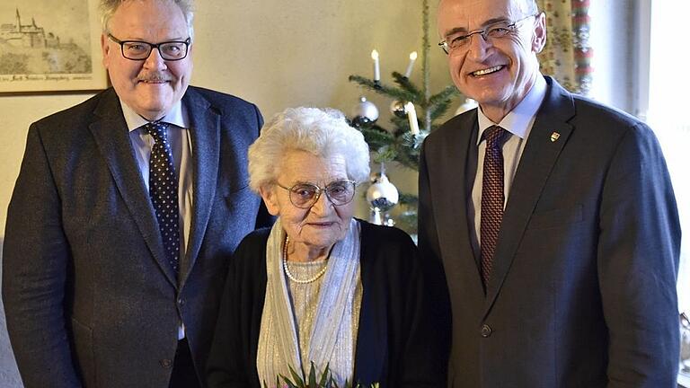 Ihren 90. Geburtstag konnte in Königsberg Luise Barfuß feiern. Dazu gratulierten auch Bürgermeister Claus Bittenbrünn und Landrat Wilhelm Schneider. Ihren 90. Geburtstag konnte in Königsberg Luise Barfuß feiern. Dazu gratulierten auch Bürgermeister Claus Bittenbrünn und Landrat Wilhelm Schneider.