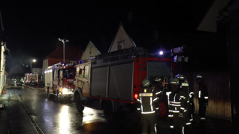 Eine Lagerhalle für Reifen brannte in der Nacht zum Dienstag in Eltmann. Über 100 Einsatzkräfte der regionalen Feuerwehren kämpften gegen die Flammen, konnten aber ein Übergreifen des Feuers auf den Dachstuhl der Halle nicht verhindern. Der entstandene Schaden wird sich wohl im sechsstelligen Bereich bewegen.