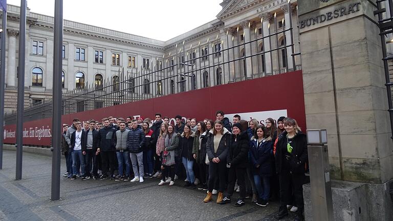 Schülergruppe des LSH vor dem Bundesrat.