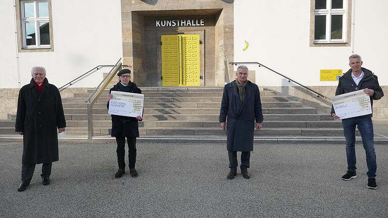 Jeweils 3000 Euro hat die Erna und Erich-Kronauer-Stiftung dem Kunstverein und dem RV 89 gespendet. Im Bild (von links): Erich Kronauer, Kunstvereinsvorsitzender Stefan Muffert, Stiftungsgeschäftsführer und Preisträger des Jahres 2003 Friedrich Pohlmann und RV 89-Vorstand Andreas Traub.