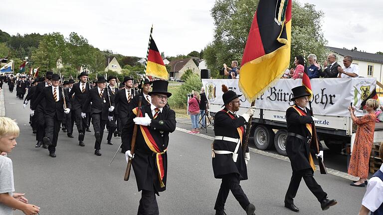 Mit der schwarz-rot-goldenen Fahne führte die Bürgerwehr Königsberg den Jubiläumsumzug an.