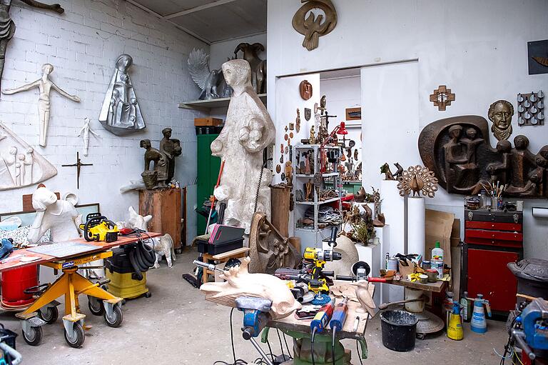 Blick in Peter Vollerts Atelier: Kunst und Spielzeug pflegen hier ein friedliches Miteinander. Blick in Peter Vollerts Atelier: Kunst und Spielzeug pflegen hier ein friedliches Miteinander.