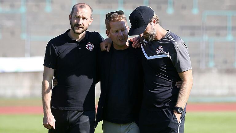 Dank an das Interimsduo: Kickers-Vorstandsvorsitzender André Herber (Mitte) nach dem Sieg in Augsburg mit Sportdirektor Sebastian Neumann (links) und Assistenztrainer Ronny Ermel. Dank an das Interimsduo: Kickers-Vorstandsvorsitzender André Herber (Mitte) nach dem Sieg in Augsburg mit Sportdirektor Sebastian Neumann (links) und Assistenztrainer Ronny Ermel.