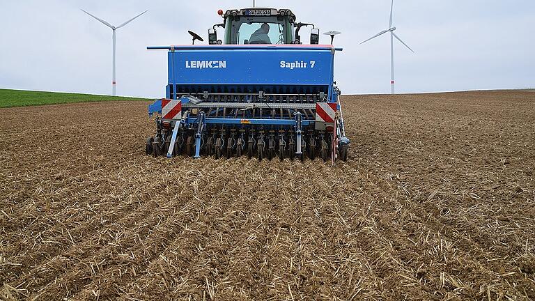 Die neue Braugerstensorte Leandra, eine Sommergerste, die aber auch schon vor dem Winter ausgesät werden kann, testet der Schraudenbacher Landwirt Jochen Klein. Er säte sie erst in diesen Tagen.