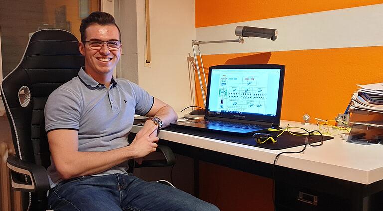 Am Laptop und mitunter auch im Hesselbacher Homeoffice arbeitet Jonathan Helbig – hier am Schaltplan der Steuerung. Steuerungskomponenten und Regelung der Tunnelbohrmaschine sind seine Schwerpunkte als Teil des elfköpfigen Entwickler-Teams, in dem neben neun Studenten auch ein Professor und ein Dozent beratend mitarbeiten. Am Laptop und mitunter auch im Hesselbacher Homeoffice arbeitet Jonathan Helbig – hier am Schaltplan der Steuerung. Steuerungskomponenten und Regelung der Tunnelbohrmaschine sind seine Schwerpunkte als Teil des elfköpfigen Entwickler-Teams, in dem neben neun Studenten auch ein Professor und ein Dozent beratend mitarbeiten.