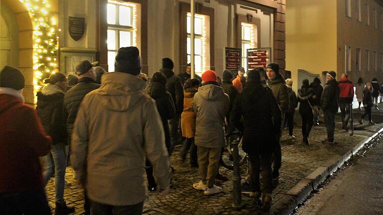 Unter der Überschrift 'Wiesentheid geht spazieren' trafen sich am 3. Januar Demonstranten vor dem Wiesentheider Rathaus, um gegen Corona-Maßnahmen zu protestieren.