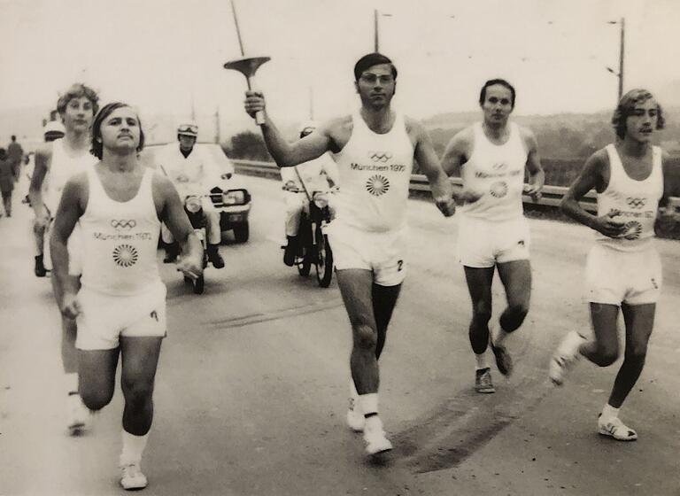 Ein Foto des Teams des TV Ebern beim olympischen Fackellauf 1972 von Gädheim nach Schonungen mit Alfons Müller an der Spitze.