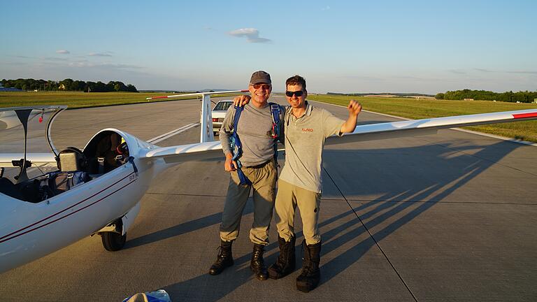 Nach fast zehn Stunden Segelflug und 1019 Kilometern sind Joachim Freitag (links) und Jens Jurgan wieder auf dem Giebelstadter Rollfeld gelandet.