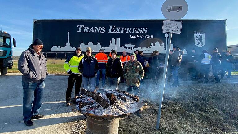 Aufwärmen bei Feuer und Bratwurst: Die Teilnehmer der Versammlung in Mellrichstadt mit den Organisatoren Jens Rühlemann und Karl-Heinz Schreiner (Zweiter und Dritter von links) am Autobahnzubringer.