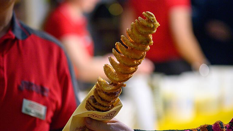 Frittierte Spiralkartoffeln       -  Ein Hingucker: Nach dem Frittieren kann die knusprige Tornadokartoffel genüsslich verdrückt werden.