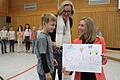 Schüler und Schulleiterin Ulla Farkas (mitte) begrüßen Kultusministerin Anna Stolz (rechts) in der Grundschule in Zeitlofs.       -  Schüler und Schulleiterin Ulla Farkas (mitte) begrüßen Kultusministerin Anna Stolz (rechts) in der Grundschule in Zeitlofs.