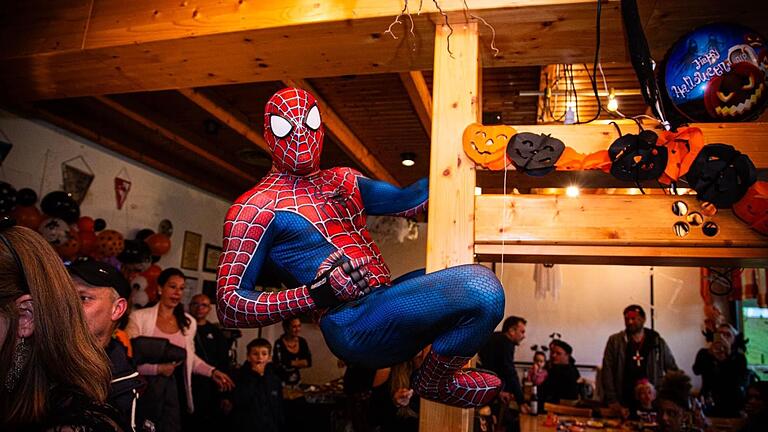 Spiderman bei der Halloween-Party in der Stadthalle, 2023. Spiderman bei der Halloween-Party in der Stadthalle, 2023.