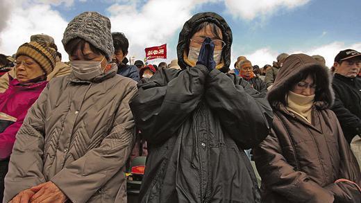 Gedenken: Wie hier in der Stadt Koriyama legten die Menschen in Japan eine Schweigeminute für die Opfer des 11. März 2011 ein.