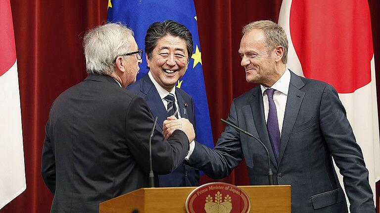 Freihandelsabkommen zwischen der EU und Japan       -  Die EU-Politiker Jean-Claude Juncker (links) und Donald Tusk zusammen mit Shinzo Abe, dem Premier von Japan.