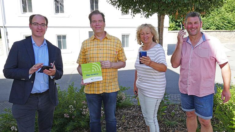 Eine Tafel weist zukünftig auf das kostenlose WLAN hin. Bürgermeister Lukas Braun brachte es den Ortschaftsräten Hans-Christian Braun, Dorothee Walter und Werner Schmitt (von links) mit.