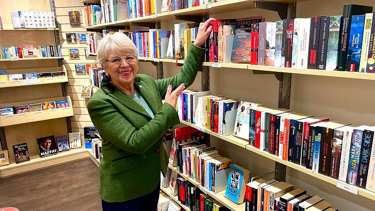 Die ehrenamtliche Mitarbeiterin Gerdi H. bei der Arbeit im Oxfam Shop Würzburg.