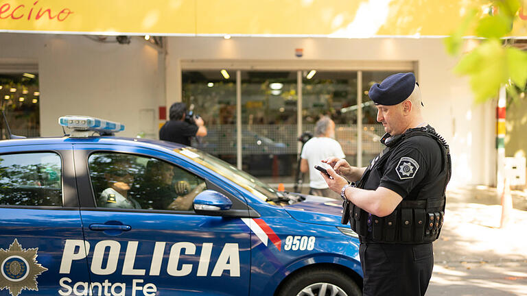 Schüsse auf Supermarkt von Messis Schwiegervater i       -  Unbekannte haben auf den Supermarkt des Schwiegervaters von Fußball-Superstar Lionel Messi in der argentinischen Stadt Rosario geschossen.