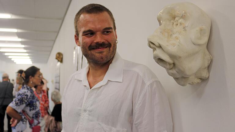 Max Gehlofen neben einem seiner markanten Kunstwerke bei der Ausstellung 'Fragmente einer Wirklichkeit' im Kunstsalong. Max Gehlofen neben einem seiner markanten Kunstwerke bei der Ausstellung 'Fragmente einer Wirklichkeit' im Kunstsalong.