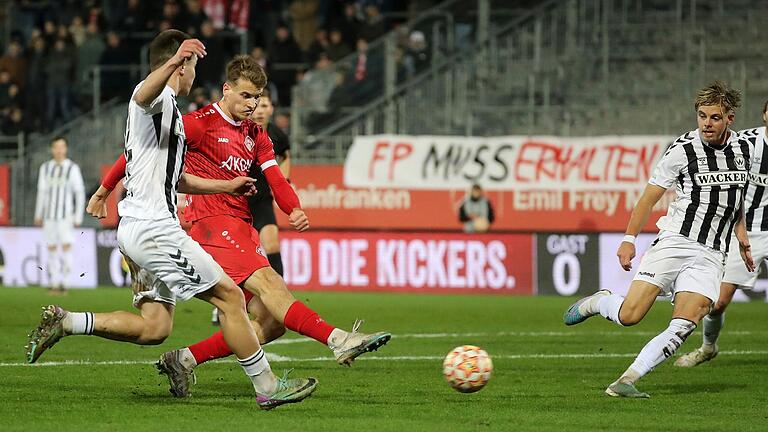 Starke Vorarbeit: Kickers-Mittelfeldmann Moritz Hannemann bereitet hier, bedrängt von den Burghausenern Artur Andreychyk (links) und Tobias Hofbauer, das 1:0 von Benyas Junge-Abiol vor. Am Ende siegten die Würzburger mit 2:0.