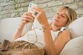Frau schaut auf ein Smartphone       -  Viele Menschen wünschen sich eine bessere &bdquo;Phone-Life-Balance&rdquo; - zu Recht. Und das Smartphone weniger zu nutzen, trägt dazu bei.