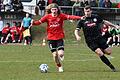 Wohin mit dem Ball?&nbsp; Julian Brückner (links) von der FT Schweinfurt wird von Maximilian Pfadenhauer (FC Lichtenfels) verfolgt.