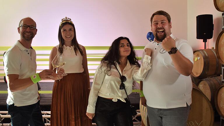 Wein und Boxen: Das Bild zeigt (von links) Markus Meier, Carolin Meyer, Susi Kentikian und Lukas Schmidt. Wein und Boxen: Das Bild zeigt (von links) Markus Meier, Carolin Meyer, Susi Kentikian und Lukas Schmidt.