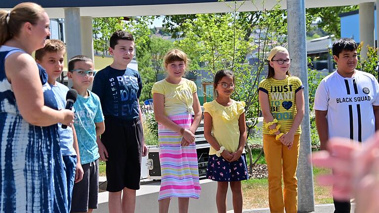 Mit einem Gedicht über die lachende Sommersonne von Elke Bräunling begrüßte die Klasse 4 des SBBZ die vielen Ehrengäste bei der Einweihung ihrer neuen Schule. Mit einem Gedicht über die lachende Sommersonne von Elke Bräunling begrüßte die Klasse 4 des SBBZ die vielen Ehrengäste bei der Einweihung ihrer neuen Schule.