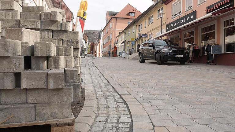 Noch sind die Arbeiten in der Grünen Marktstraße in Hofheim nicht ganz abgeschlossen, doch die Straße ist schon wieder befahrbar. Bei den Geschäftsleuten kommt die Neugestaltung der Straße gut an. Noch sind die Arbeiten in der Grünen Marktstraße in Hofheim nicht ganz abgeschlossen, doch die Straße ist schon wieder befahrbar. Bei den Geschäftsleuten kommt die Neugestaltung der Straße gut an.