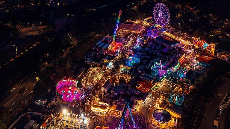 Spektakuläre Aufnahme: Das Volksfest in Schweinfurt 2022 mit einer Drohne am Abend fotografiert.