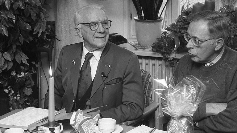 Zum ersten Erzählcafé vor 25 Jahren hatte Josef Parsch (rechts) Leonhard Hoffmann eingeladen, der vor 25 Jahren als dienstältester Nikolaus Bayern galt.       -  Zum ersten Erzählcafé vor 25 Jahren hatte Josef Parsch (rechts) Leonhard Hoffmann eingeladen, der vor 25 Jahren als dienstältester Nikolaus Bayern galt.