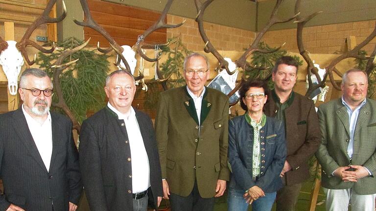 Erfolgreiche Jagd, aber nicht in allen Revieren. Unser Bild zeigt (von links) Jagdberater Hans-Peter Donislreiter, Landrat Thomas Bold, Hegegemeinschaftsvorsitzenden Harm Humburg, Stellvertreterin Birgit Kompe, Staatssekretär Sandro Kirchner und s...       -  Erfolgreiche Jagd, aber nicht in allen Revieren. Unser Bild zeigt (von links) Jagdberater Hans-Peter Donislreiter, Landrat Thomas Bold, Hegegemeinschaftsvorsitzenden Harm Humburg, Stellvertreterin Birgit Kompe, Staatssekretär Sandro Kirchner und stellvertretenden Hegegemeinschaftsleiter Daniel Zippert.