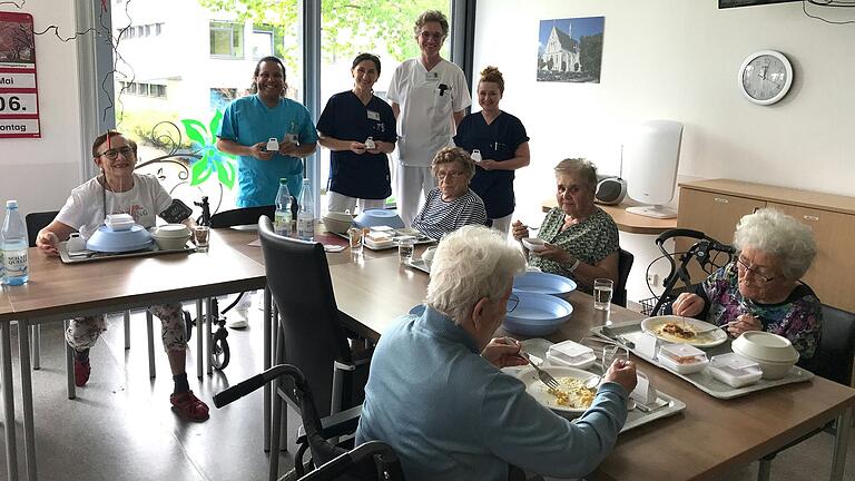 Große Freude herrschte bei den Patienten der Geriatrie, die anlässlich des zehnjährigen Jubiläums vom multiprofessionellen Team ein kleines Präsent erhielten (stehend von links): Servicekraft Guillermo Sanchez, Stationsleiterin Waltraud Schraudner, Chefarzt PD Dr. med. Frank Schröder und Physiotherapeutin Sophie Fritzmann.