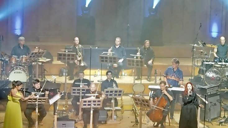 'Rock meets Klassik' lautete das Motto der Kissinger Nachtmusik, die das Kurorchester unter ihrer Leiterin Elena Jossifova und die Schweizer Rockband 'Elyria' mit ihrer Sängerin Patricia Cooney gemeinsam bestritten. Foto: Werner Nöth       -  'Rock meets Klassik' lautete das Motto der Kissinger Nachtmusik, die das Kurorchester unter ihrer Leiterin Elena Jossifova und die Schweizer Rockband 'Elyria' mit ihrer Sängerin Patricia Cooney gemeinsam bestritten. Foto: Werner Nöth