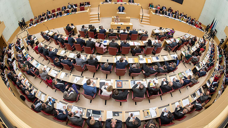 Unterfranken benachteiligt: Grüne fordern Wahlrechtsreform       -  Der Bayerische Landtag bei seiner Sitzung am Dienstag. Die Grünen beklagen ein Ungleichgewicht bei der Sitzverteilung im Parlament zum Nachteil von Unterfranken und fordern eine Wahlrechtsreform.