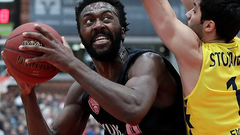 Basketball - easyCredit BBL - s.Oliver Wuerzburg - EWE Baskets Oldenburg       -  Gabriel Olaseni (links, im Zweikampf mit Frantz Massenat) bestätigte seine aufsteigende Form.