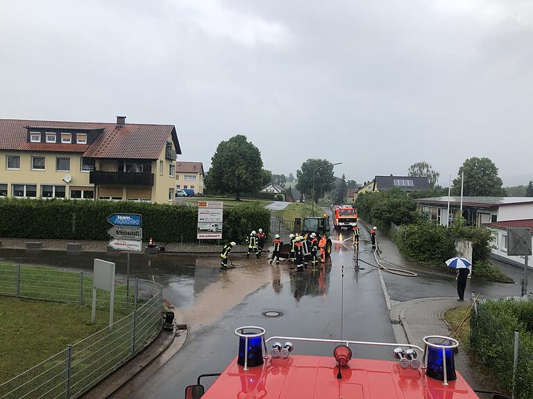Die Heubacher Straße in Ebern war aufgrund der straken Regenfälle am Sonntagnachmittag überschwemmt. Die Feuerwehren Ebern und Unterpreppach machten die Straße wieder passierbar. Die Heubacher Straße in Ebern war aufgrund der straken Regenfälle am Sonntagnachmittag überschwemmt. Die Feuerwehren Ebern und Unterpreppach machten die Straße wieder passierbar.