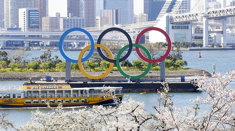 In der Nähe der Olympischen Ringe im Hafengebiet von Odaiba in Tokio blühten im April Kirschbäume. Für die Rettung der Sommerspiele in der japanischen Hauptstadt 2021 setzt IOC-Chef Thomas Bach alle Hoffnungen in die Improvisationskünste der Olympia-Macher.