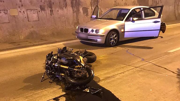 Schwerer Unfall im Tunnel Schwarzer Berg: Ein Motorradfahrer prallte gegen ein Auto und wurde dabei lebensgefährlich verletzt.