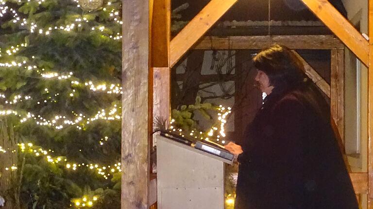 Pfarrerin Elke Gerschütz liest die Weihnachtsgeschichte.