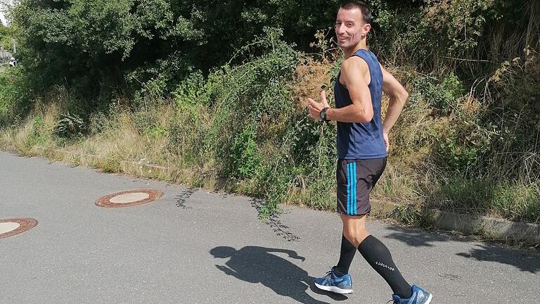 Läufer Ullrich Schmalz aus Tauberbischofsheim beim Rückwärtslauf, dem sogenannten 'Retrorunning'.