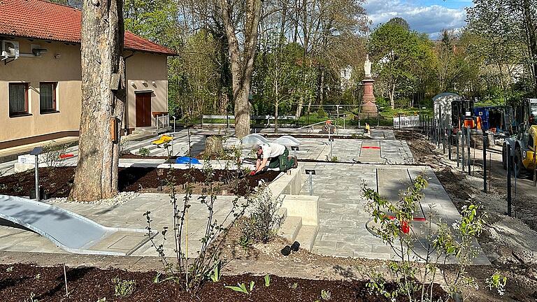 An diesem Samstag wird die grundlegend sanierte Minigolfanlage an den Stadtsaal Lichtspielen in Bad Königshofen für die Öffentlichkeit freigegeben. Zurzeit werden noch die letzten Arbeiten, vor allem in der Grüngestaltung, vorgenommen und der Außenzaun gesetzt.