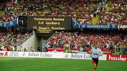 Die Anzeigetafel von historischer Bedeutung im Frankenstadion wird wohl in ewiger Erinnerung bleiben. Rechts Bayern-Spieler Thomas Helmer.       -  Die Anzeigetafel von historischer Bedeutung im Frankenstadion wird wohl in ewiger Erinnerung bleiben. Rechts Bayern-Spieler Thomas Helmer.