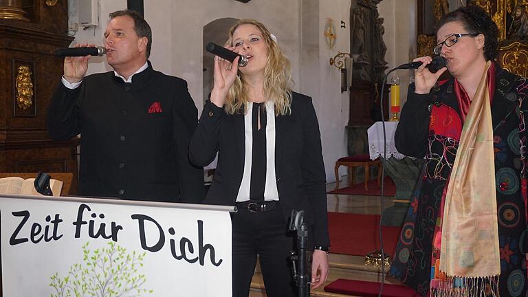 Das Trio  M&amp;M (Musical&amp;Mehr), Eberhard Fasel, seine Tochter Franziska und Ursula Friedrich sang in der Klosterkirche am Kreuzberg.