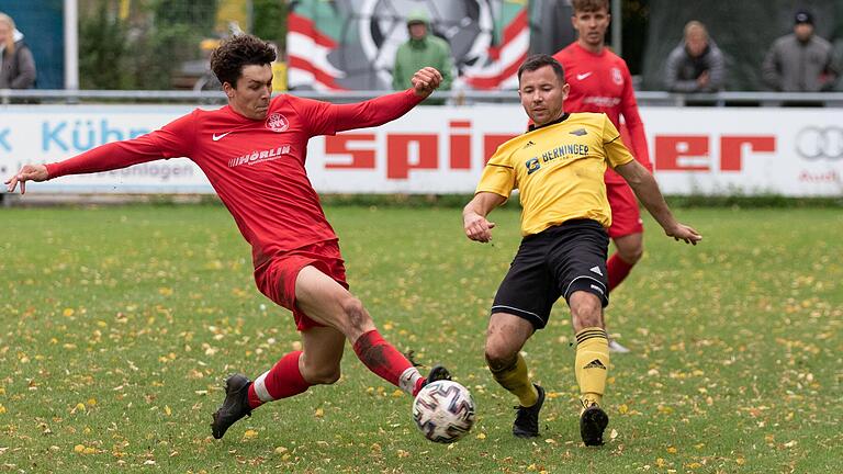 Jakob Wehr (links) vom SSV Kitzingen ist einen Schritt schneller am Ball als Simon Franke vom SV Mechenhard. Um nach dem letzten Spieltag vor Mechenhard zu stehen, müssen die Siedler beim TSV Lohr gewinnen.