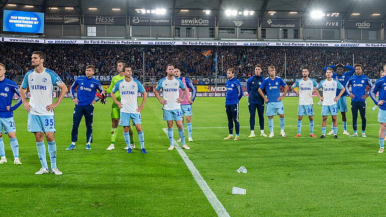 SC Paderborn 07 - FC Schalke 04.jpeg       -  Wohin geht es mit dem FC Schalke 04? Im schlimmsten Fall in die Dritte Liga: Entsprechend ratlos stehen die Spieler vor ihren Fans.